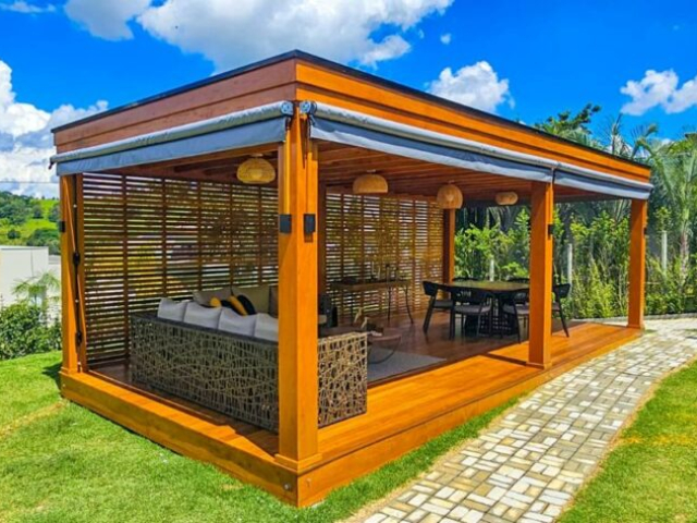 Pergolado de madeira de lei garapeira padrão exportação com forro de bambu, cobertura em TelhaPérgola, brise e deck