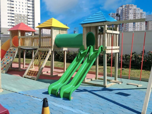 Nossos playgrounds de madeira combinam design rústico e elegante, criando um ambiente acolhedor e bonito que se integra perfeitamente a qualquer espaço ao ar livre, garantindo segurança e diversão para as crianças.