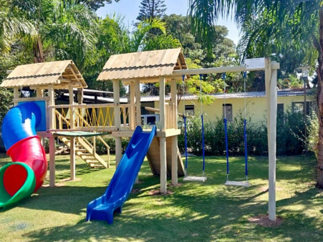 Playgrounds de madeira com garantia de qualidade, feitos com materiais resistentes e duráveis, projetados para suportar as condições climáticas e o uso diário intenso.