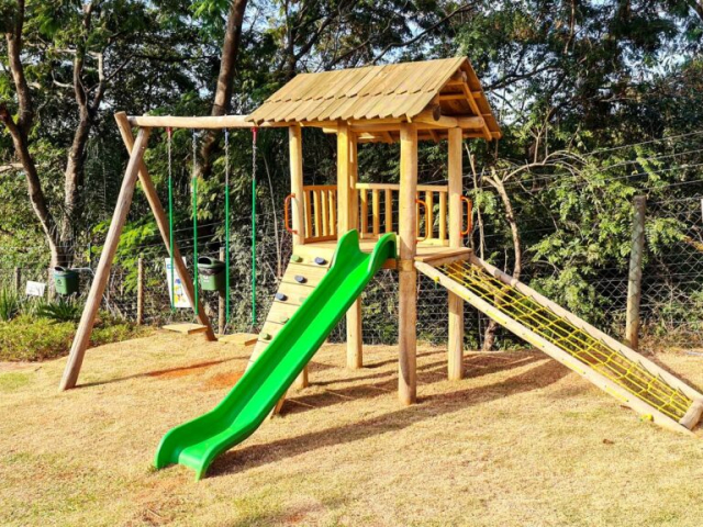Playgrounds de madeira que garantem a segurança das crianças, feitos com materiais de alta qualidade e design ergonômico, proporcionando tranquilidade para os pais.