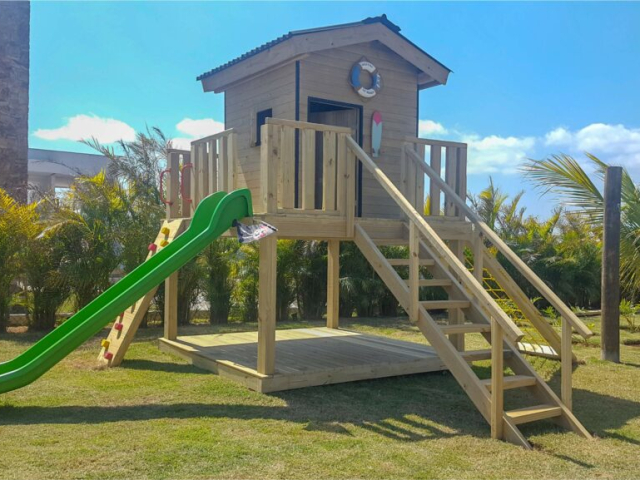 Oferecemos playgrounds de madeira personalizados, ideais para áreas residenciais, escolas e parques, com design inovador que estimula a criatividade e o desenvolvimento motor das crianças.