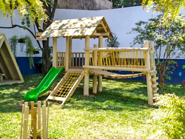 Playgrounds de madeira que incentivam a socialização, com estruturas projetadas para brincadeiras em grupo, promovendo a interação e a cooperação entre as crianças.