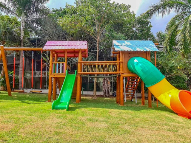 Playgrounds de madeira ecológicos e sustentáveis, feitos com materiais de alta durabilidade e acabamento premium, garantindo um espaço de lazer seguro e bonito para as crianças.