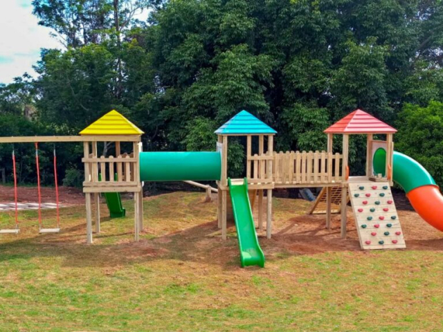 Nossos playgrounds de madeira possuem certificação ambiental, garantindo que cada estrutura seja feita com materiais sustentáveis e práticas de produção responsáveis.