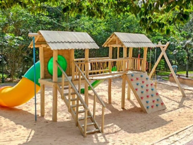 Nossos playgrounds de madeira possuem instalação rápida e eficiente, garantindo que cada estrutura seja montada de forma segura e pronta para uso imediato.