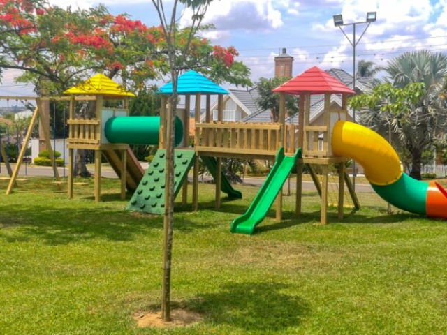 Playgrounds de madeira que transformam qualquer espaço em um paraíso infantil, oferecendo um ambiente seguro e divertido para as crianças brincarem e se desenvolverem.