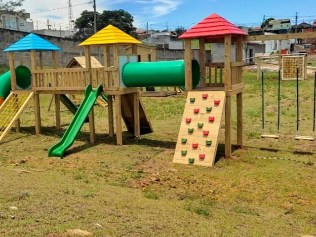 Playgrounds de madeira ecológicos e sustentáveis, feitos com materiais de alta durabilidade e acabamento premium, garantindo um espaço de lazer seguro e bonito para as crianças, com design exclusivo e segurança garantida.