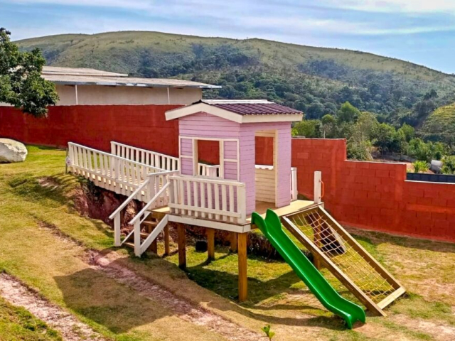 Playgrounds de madeira com balanços e escorregadores integrados, projetados para proporcionar uma experiência de brincadeira completa e segura para as crianças.