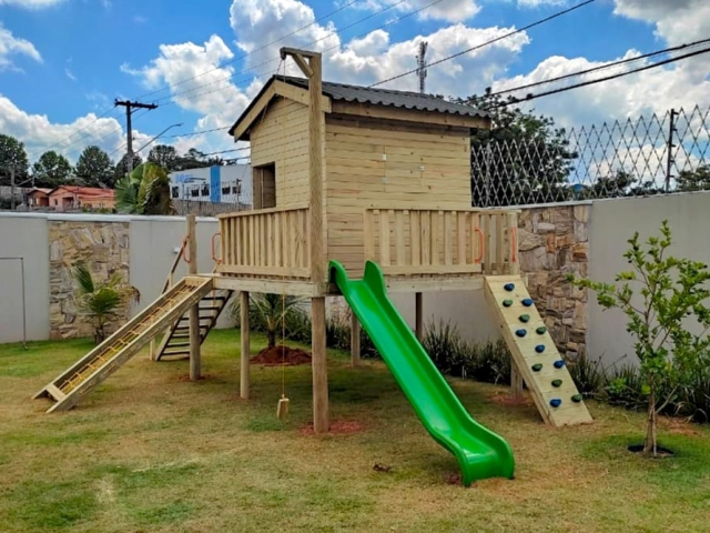 Playgrounds de madeira projetados para o desenvolvimento motor infantil, com estruturas que incentivam a escalada, o equilíbrio e a coordenação motora das crianças.