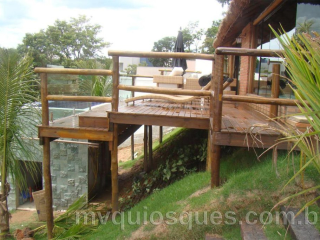 Decks de madeira para varandas: design elegante e funcional. Nossos decks de madeira tratada oferecem uma solução durável e esteticamente agradável para varandas, proporcionando um ambiente acolhedor e elegante. Desfrute de momentos de lazer com a beleza natural da madeira.
