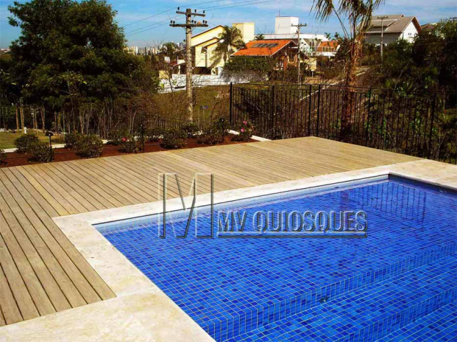 Decks de madeira para piscinas: estilo e conforto para seu lar. Nossos decks de madeira tratada oferecem uma solução durável e esteticamente agradável para varandas, proporcionando um ambiente acolhedor e elegante. Desfrute de momentos de lazer com a beleza natural da madeira.