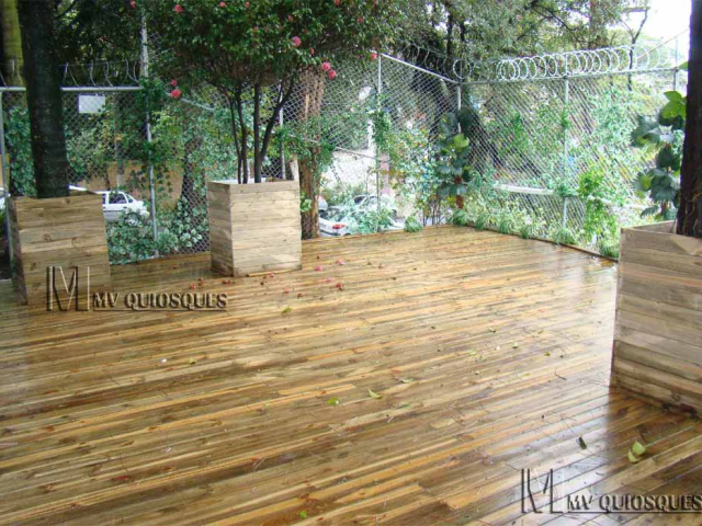 Decks de madeira: aproveite seu espaço com estilo. Nossos decks de madeira tratada são projetados para resistir às condições climáticas adversas, oferecendo uma superfície segura e antiderrapante ao redor da piscina e varandas. Aproveite a beleza e a durabilidade da madeira.