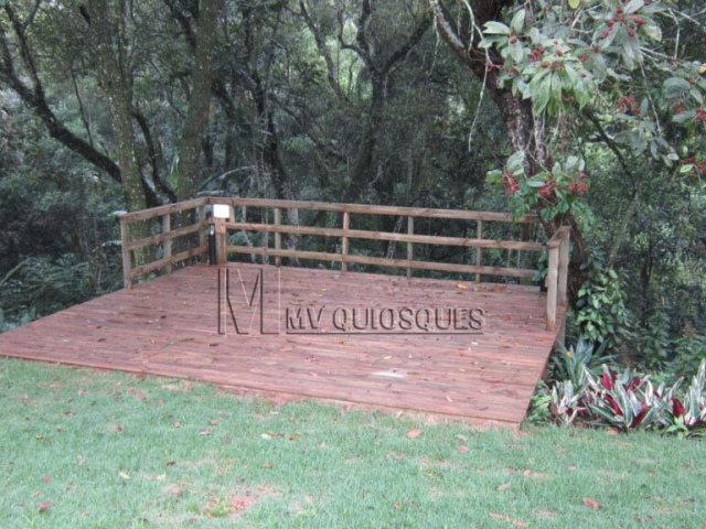 Decks de madeira para jardins: qualidade e beleza natural. Transforme seu jardim em um espaço elegante e funcional com nossos decks de madeira tratada, que oferecem resistência às intempéries e um acabamento impecável. Desfrute de momentos de lazer ao ar livre com estilo.