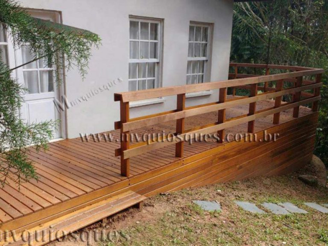 Decks de madeira tratada: ideal para qualquer área externa. Nossos decks são tratados para resistir a pragas, fungos e deterioração, garantindo uma longa vida útil. Crie um espaço externo elegante e durável, perfeito para relaxar e entreter.