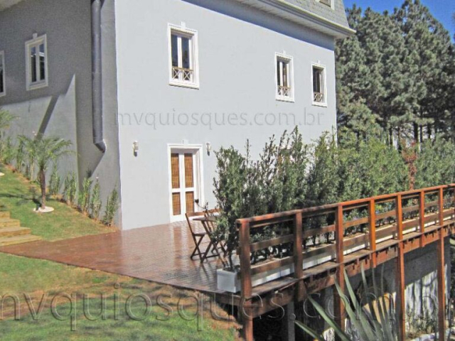 Decks de madeira para varandas: conforto e elegância ao ar livre. Nossos decks de madeira tratada oferecem uma solução durável e esteticamente agradável para varandas, proporcionando um ambiente acolhedor e elegante. Desfrute de momentos de lazer com a beleza natural da madeira.