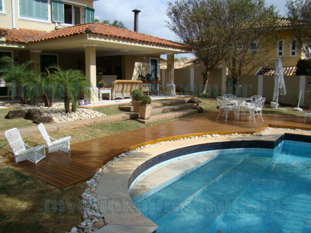 Decks de madeira para piscinas: transforme seu ambiente externo. Nossos decks de madeira tratada oferecem uma solução durável e esteticamente agradável para jardins e áreas de piscina, proporcionando um ambiente acolhedor e elegante. Desfrute de momentos de lazer ao ar livre com estilo.