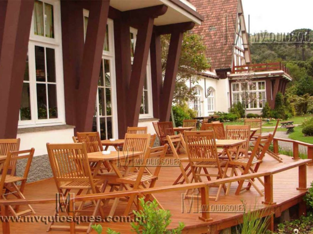 Decks de madeira para jardins: transforme seu espaço com naturalidade. Nossos decks de madeira tratada oferecem uma solução durável e esteticamente agradável para jardins, proporcionando um ambiente acolhedor e elegante. Desfrute de momentos de lazer ao ar livre com estilo.
