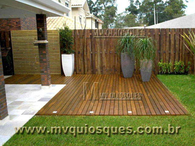 Decks de madeira tratada: proteção contra pragas e fungos. Nossos decks são tratados para resistir a pragas, fungos e deterioração, garantindo uma longa vida útil. Crie um espaço externo elegante e durável, perfeito para relaxar e entreter.