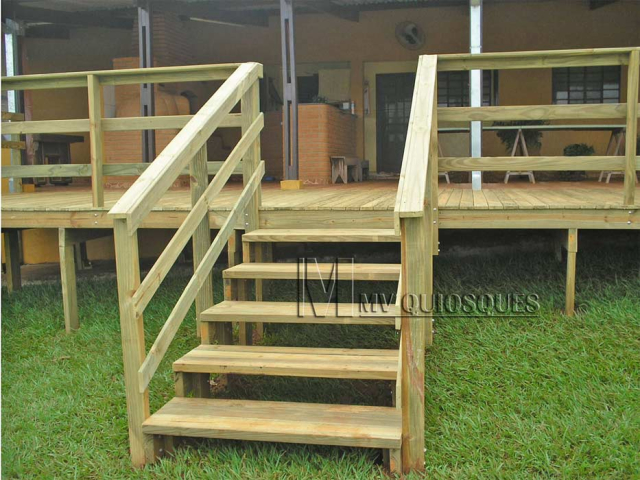 Decks de madeira para varandas: aproveite o melhor do seu espaço. Nossos decks de madeira tratada oferecem uma solução durável e esteticamente agradável para varandas, proporcionando um ambiente acolhedor e elegante. Desfrute de momentos de lazer com a beleza natural da madeira.