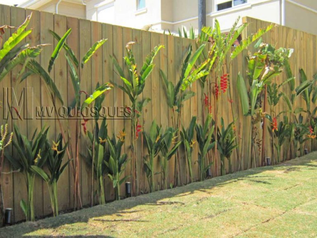 Decks de madeira para jardins: elegância e resistência. Transforme seu jardim em um espaço elegante e funcional com nossos decks de madeira tratada, que oferecem resistência às intempéries e um acabamento impecável. Desfrute de momentos de lazer ao ar livre com estilo.