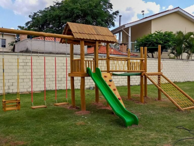 Nossos playgrounds de madeira são ideais para parques e áreas públicas, oferecendo um espaço seguro e divertido para as crianças brincarem e se desenvolverem.
