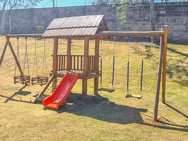 Playgrounds de madeira com design exclusivo e alta qualidade, projetados para proporcionar uma experiência de brincadeira segura e divertida para as crianças.