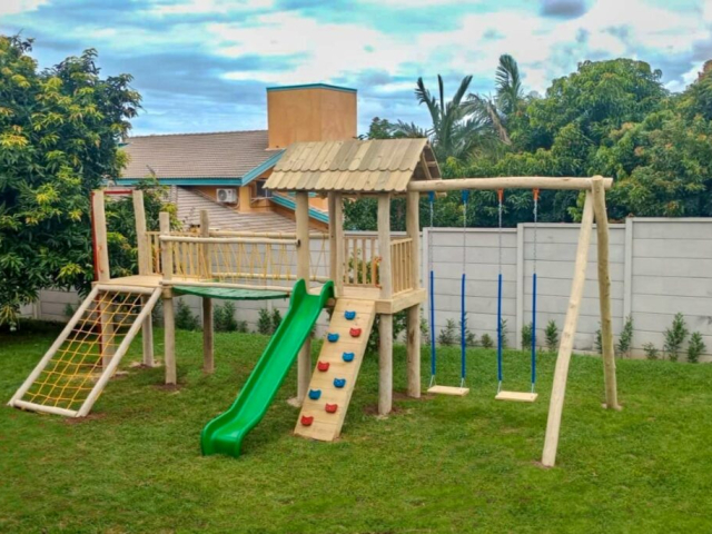 Transforme seu quintal com nossos playgrounds de madeira, que incluem balanços, escorregadores, casas do Tarzan e muito mais, tudo com design diferenciado e qualidade incomparável.