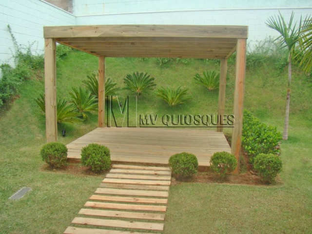 Decks de madeira tratada: a escolha certa para áreas externas. Nossos decks são tratados para resistir a pragas, fungos e deterioração, garantindo uma longa vida útil. Crie um espaço externo elegante e durável, perfeito para relaxar e entreter.