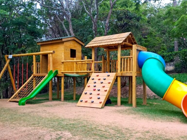 Playgrounds de madeira com certificação de segurança, garantindo que cada estrutura seja robusta e estável, proporcionando tranquilidade para os pais e diversão segura para as crianças.