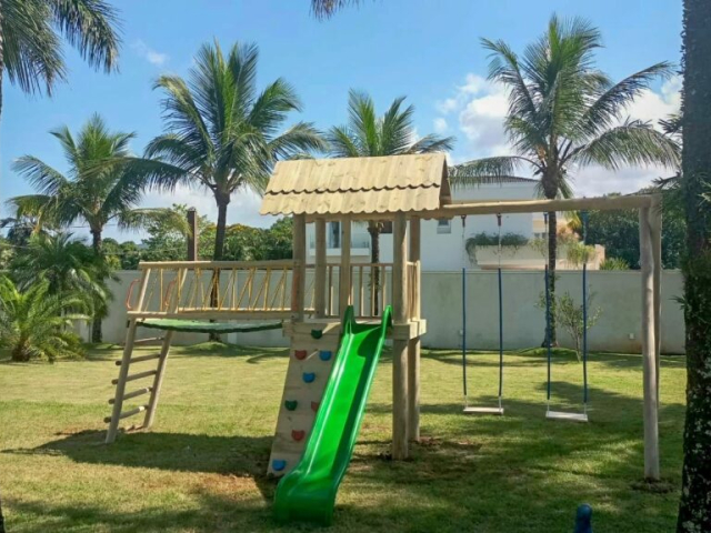 Playgrounds de madeira que atendem às normas de segurança, garantindo que cada estrutura seja projetada e construída para proporcionar um ambiente seguro para as crianças.