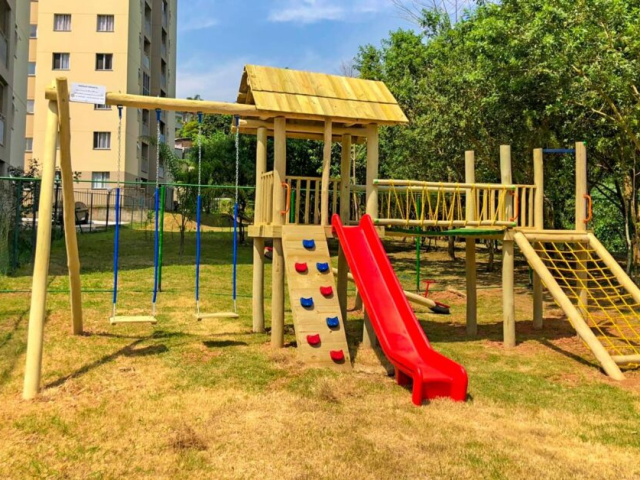 Nossos playgrounds de madeira possuem estrutura resistente e estável, projetados para suportar o uso diário intenso e as condições climáticas, garantindo durabilidade.