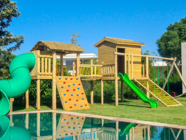 Oferecemos playgrounds de madeira com design inovador e seguro, perfeitos para quintais, jardins, escolas e áreas públicas, proporcionando diversão e desenvolvimento para as crianças.