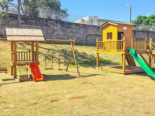 Playgrounds de madeira que proporcionam diversão e segurança, feitos com materiais de alta qualidade e design inovador, garantindo um ambiente seguro e divertido.