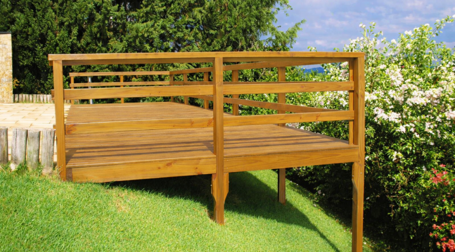Deck de madeira suspenso com guarda corpo