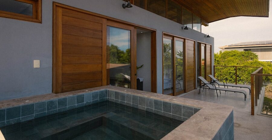 Jacuzzi Em Uma Varanda Com Espreguicadeiras E Vista Para O Oceano 89GEBhKzyJ4