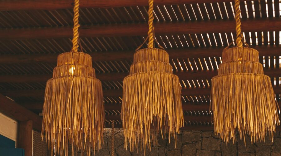 Decoracao De Madeira Marrom Pendurada No Teto De Madeira Marrom eTKBeQYzaUI